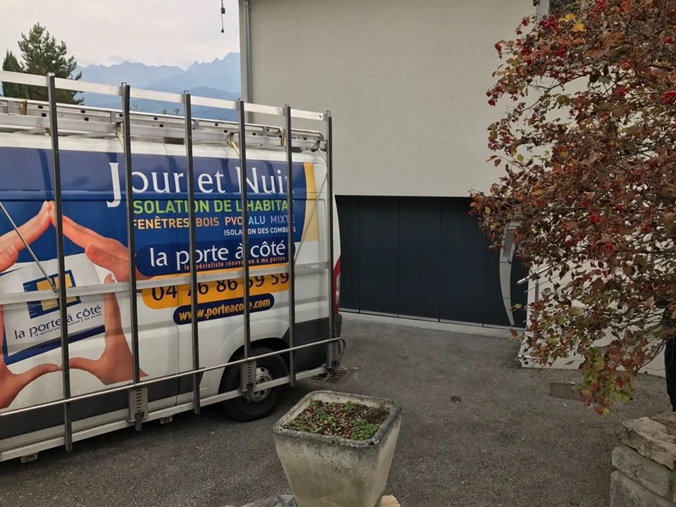 Installer une porte de garage latérale à Grenoble